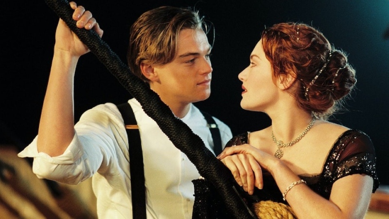 Nam chính và nữ chính nhìn nhau say đắm trong phim huyền thoại Titanic