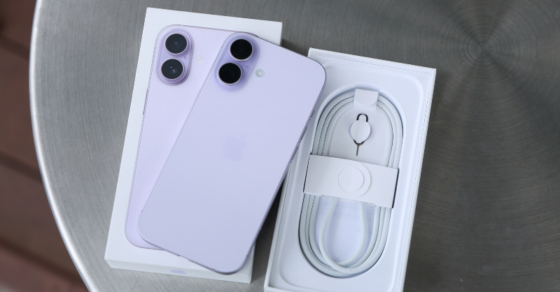 Điện thoại iPhone 17 trong hộp với đầy đủ phụ kiện