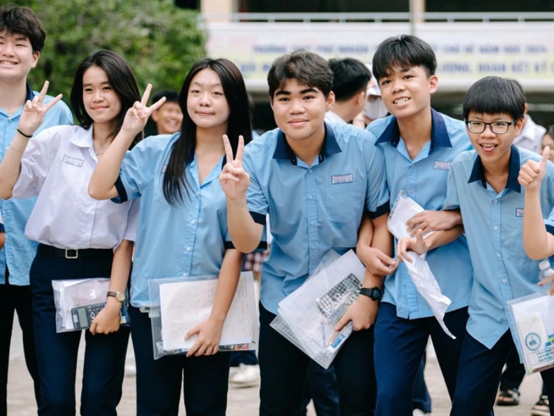 Thí sinh vui vẻ cùng chụp ảnh sau kỳ thi