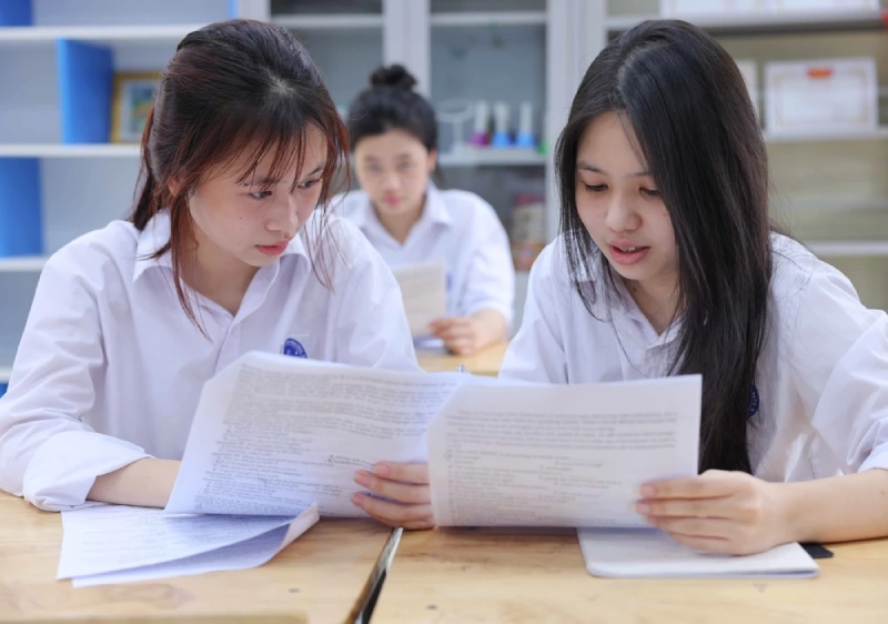 Các em học sinh cùng nhau ôn thi