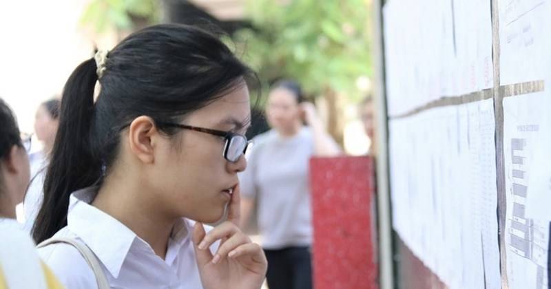 Thí sinh đang xem điểm thi