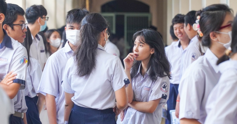 Các thí sinh thảo luận sau khi hoàn thành bài thi