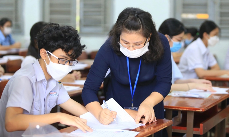 giám thị ký tên vào bài thi