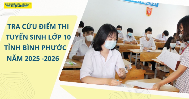 Cô giáo phát giấy làm bài thi cho học sinh