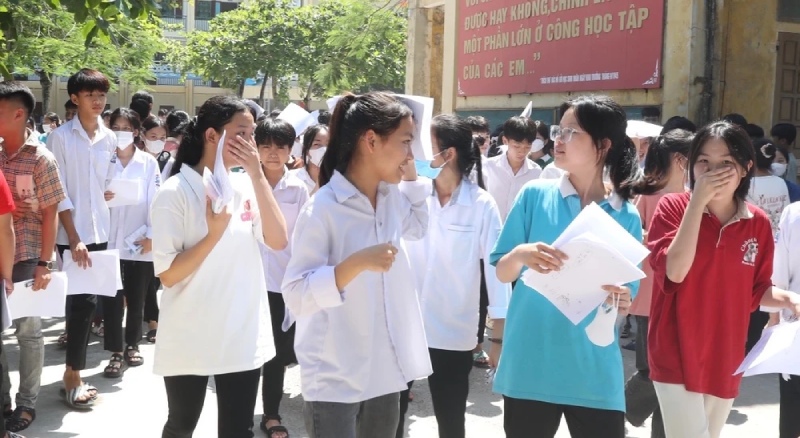 Các thí sinh chuẩn bị ra về sau khi hoàn thành bài thi