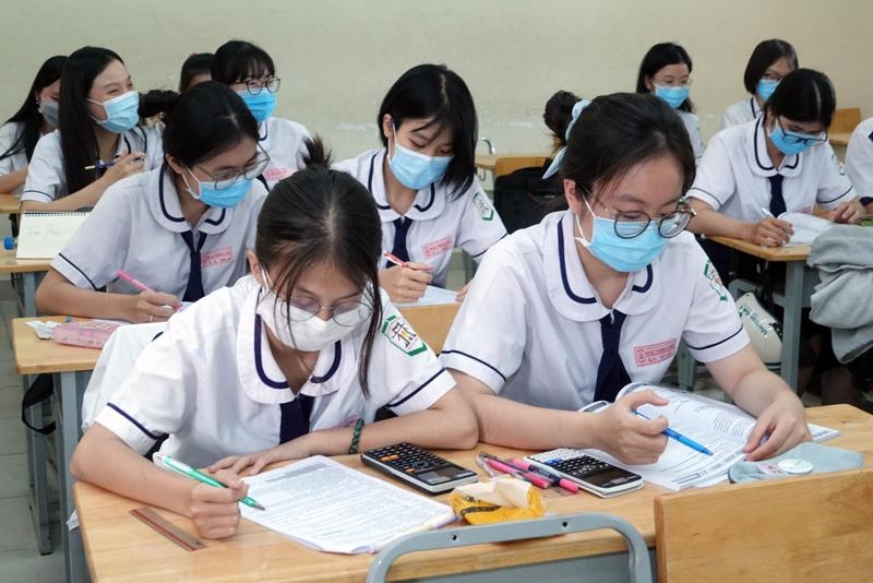 Các em học sinh chăm chỉ ôn luyện thi cử