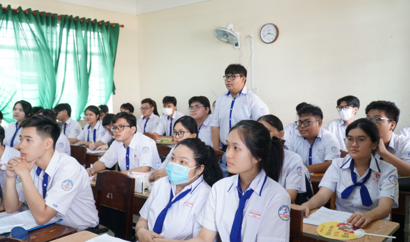 Sinh viên thảo luận về những điểm mới với giáo viên