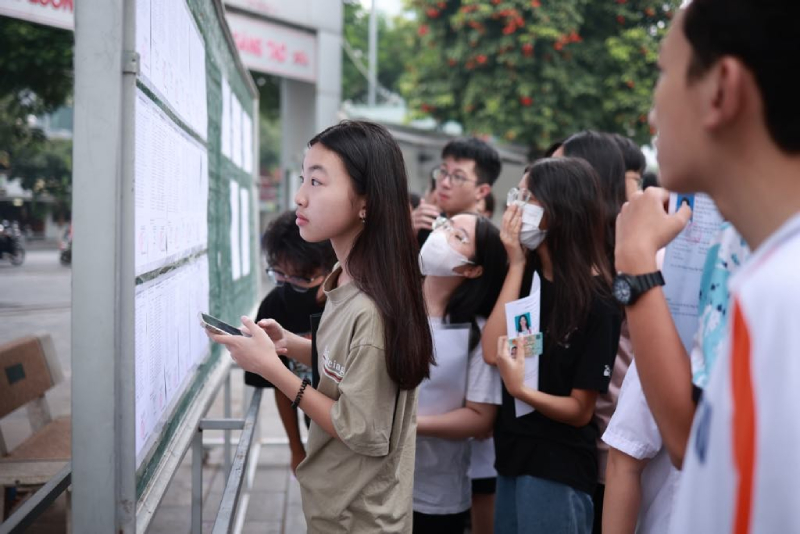 Học sinh tra cứu điểm thi tuyển sinh lớp 10