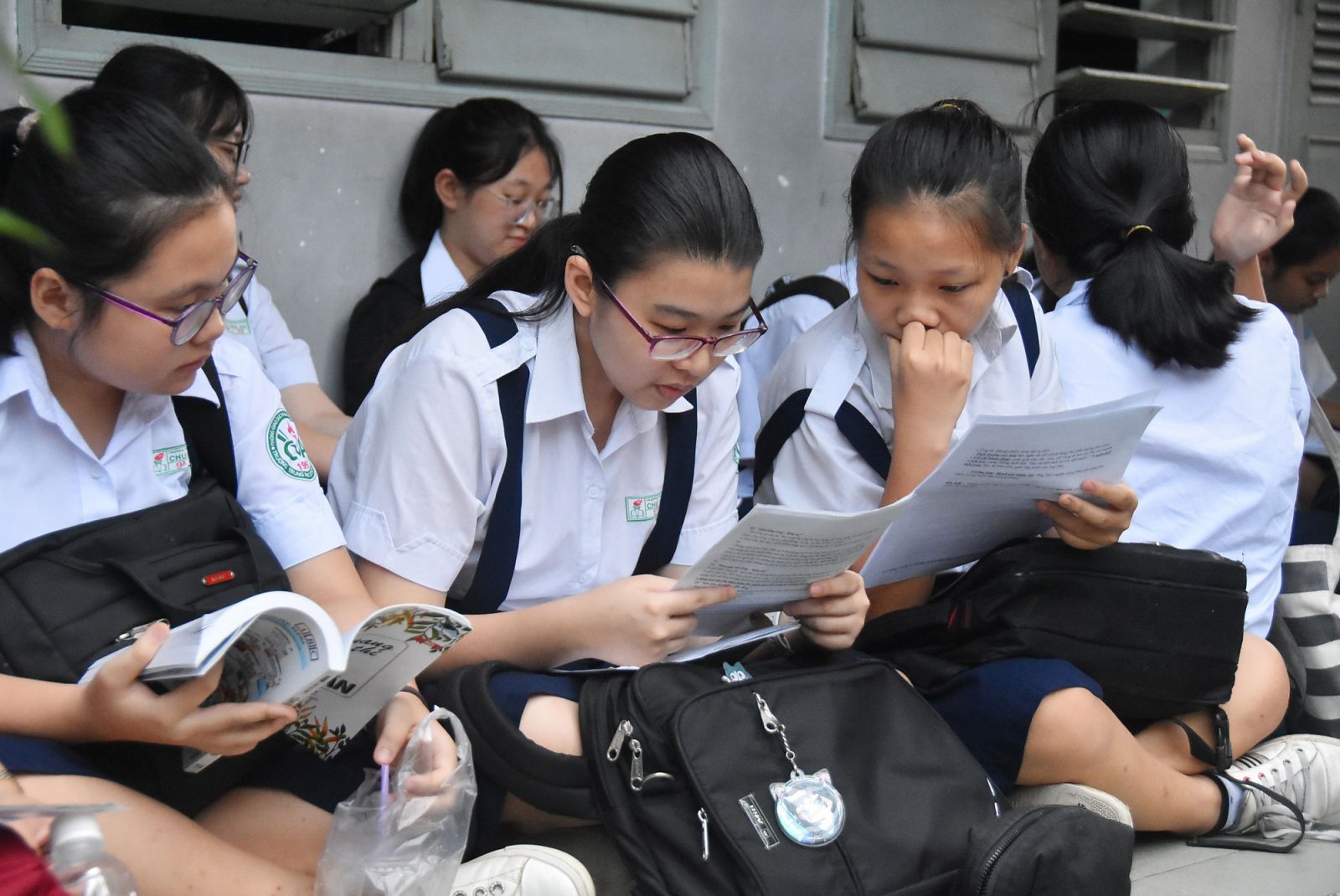 Các bạn học sinh đang thảo luận về nguyện vọng