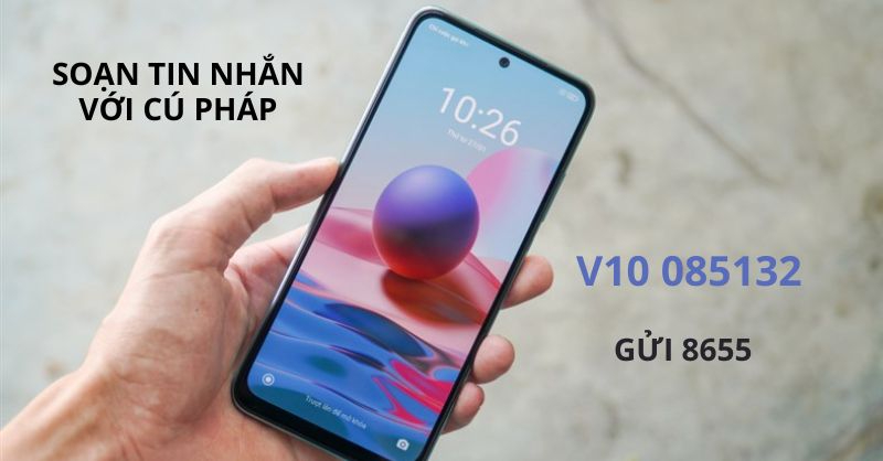 Phụ huynh và học sinh đang soạn tin nhắn SMS để tra cứu điểm