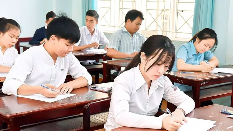 Các thí sinh làm bài thi