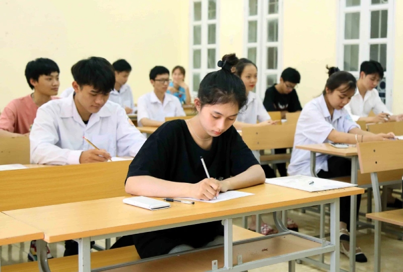 Các thí sinh đang làm bài