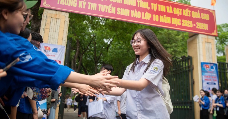 Thí sinh rạng rỡ hoàn thành xong bài thi