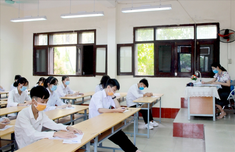 Các thí sinh đang làm bài thi tuyển sinh lớp 10