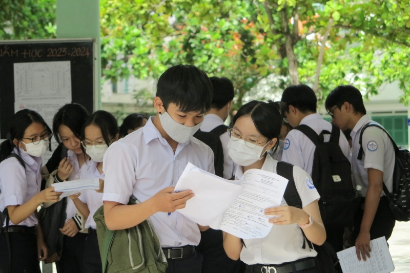 Thí sinh trao đổi về bài thi sau khi ra khỏi phòng thi