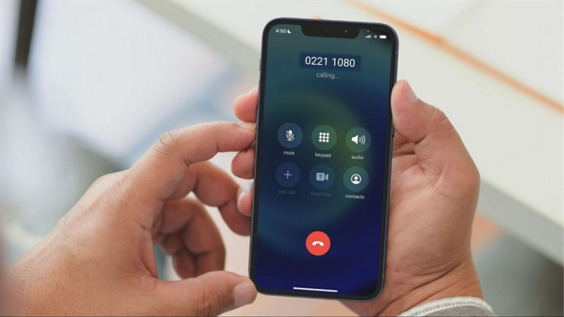 Học sinh đang gọi điện cho tổng đài tra cứu