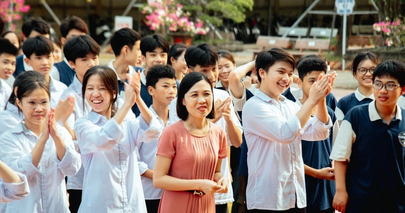 Các thí sinh vui mừng hân hoan sau kỳ thi