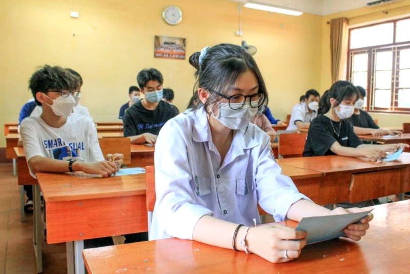 Thí sinh nhận thẻ dự thi