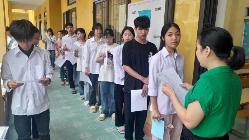 Thí sinh xếp hàng vào phòng thi