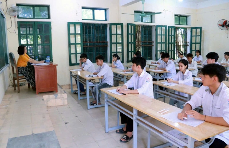 số lượng thí sinh tham gia dự thi và số lượng các trường tuyển sinh