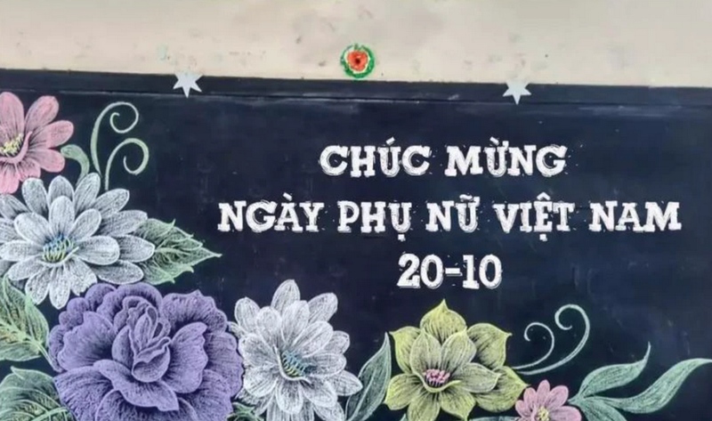 Trang trí bảng 20/10 với hoa nhiều màu và dòng chữ chúc mừng