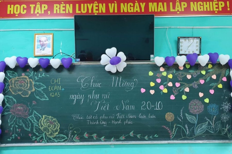 Bảng 20/10 vẽ hoa hồng, bóng bay và trái tim giấy đầy màu sắc