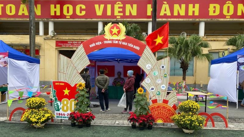 Cổng trại Khối viện – Trung tâm Tự hào Tiến bước với cờ đỏ sao vàng