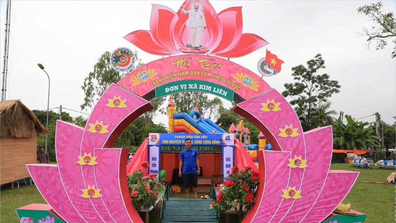 Cổng trại xã Kim Liên với mô hình hoa sen và hình Bác Hồ