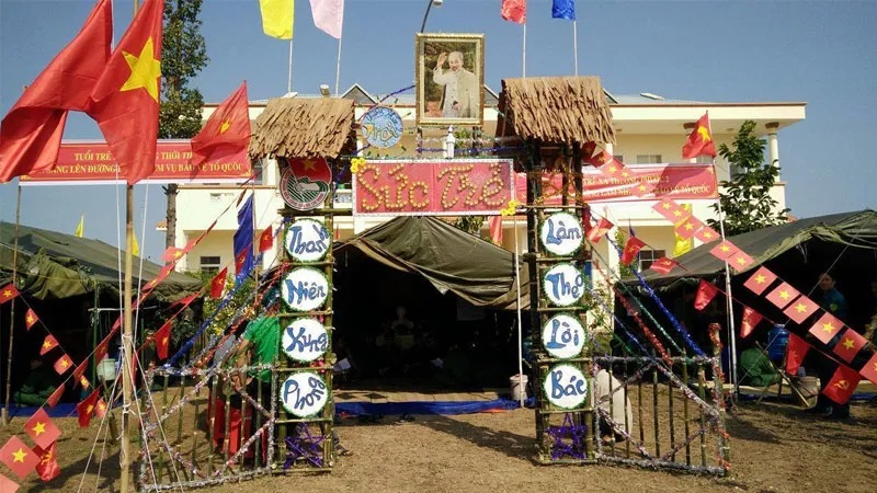 Cổng trại Sức Trẻ với mái lá và hình Bác ở phía trên