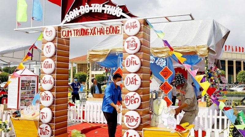 Cổng hội trại chủ đề tri thức của cụm trường xã Hải Đông