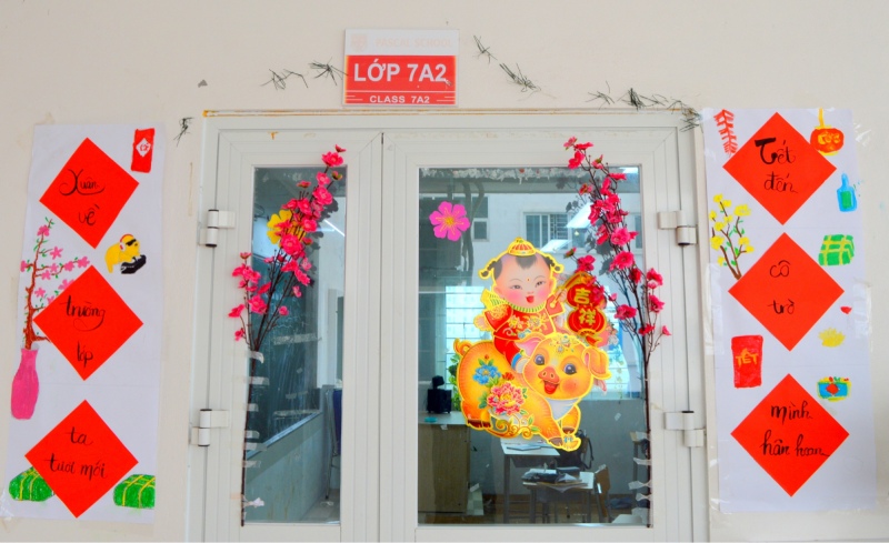 Trang trí lớp học Tết bằng decal dán