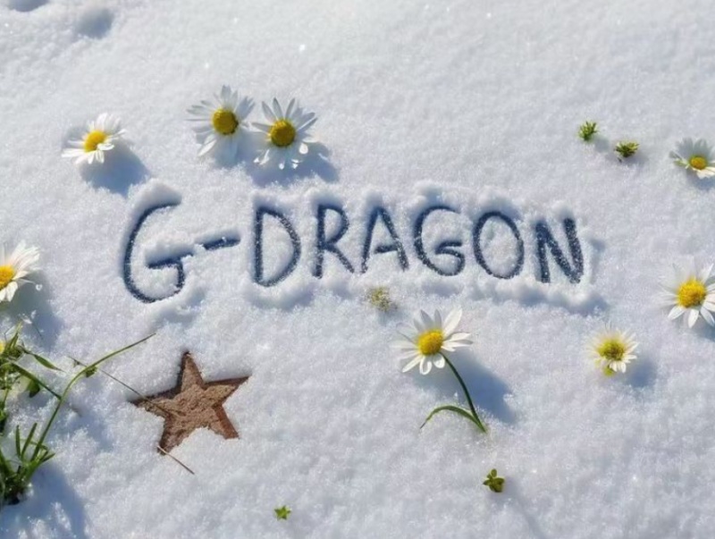 Tên của G-Dragon được vẽ lên tuyết