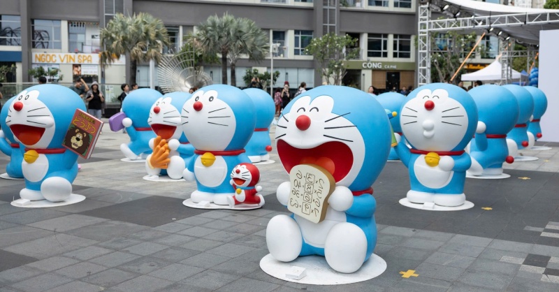 Mô hình doraemon trên đường phố