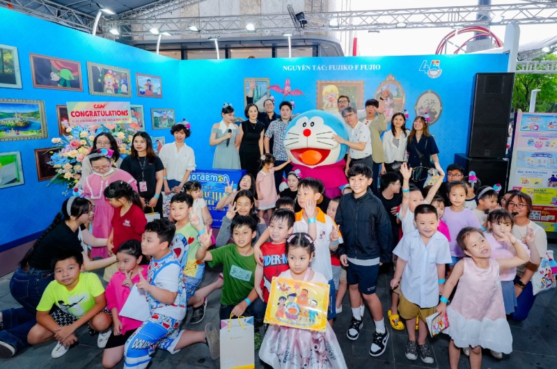 Các bạn nhỏ chụp hình cùng mô hình doraemon