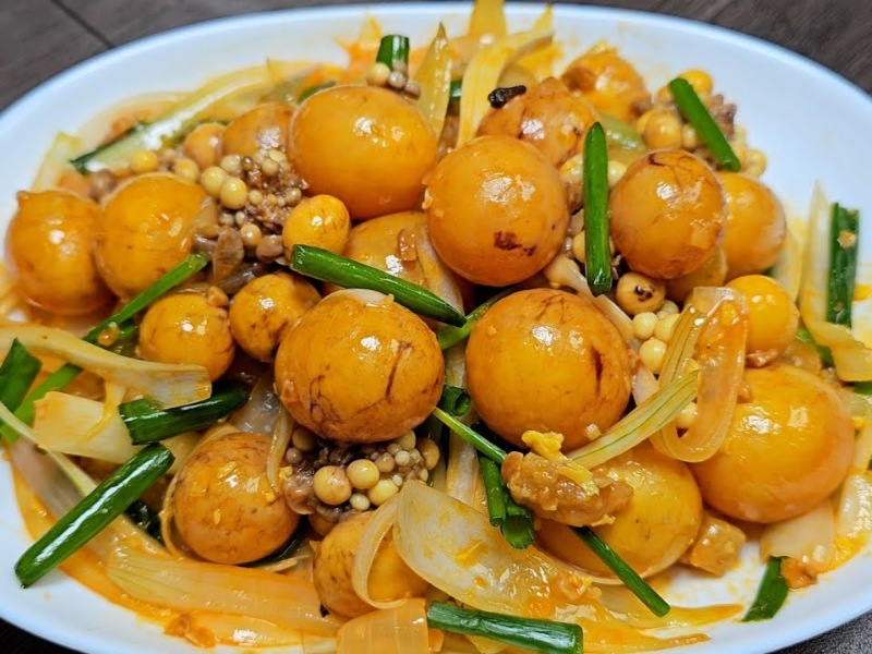 Món trứng gà non chiên tỏi