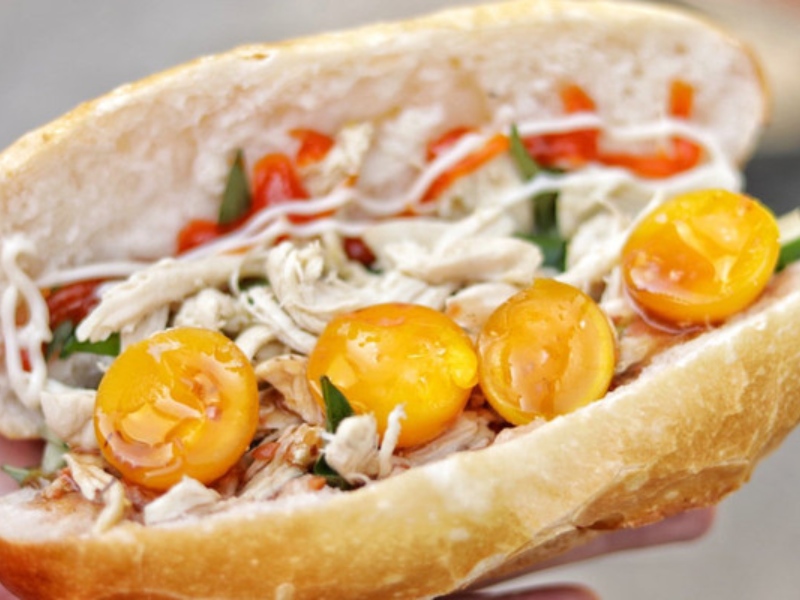 Bánh mì gà xé trứng non tiện lợi
