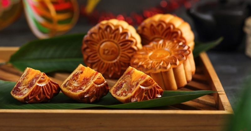 Những chiếc bánh Trung thu vàng óng trên khay tre