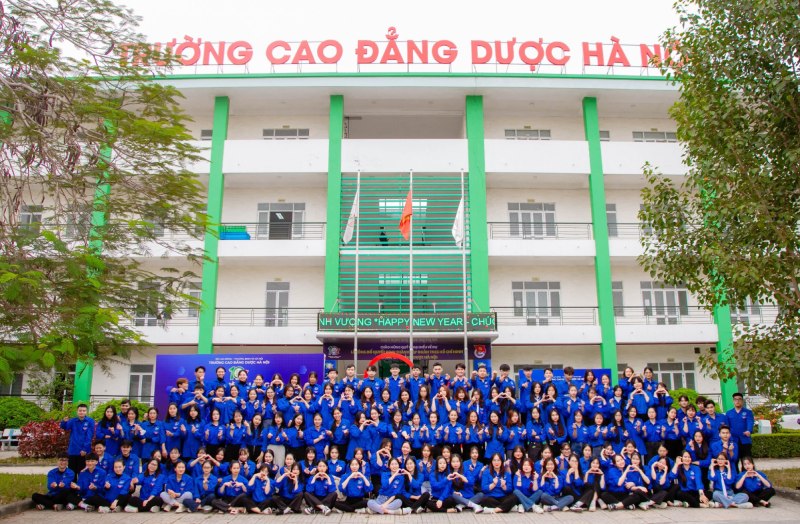 Sinh viên chụp hình lưu niệm trường cao đẳng dược hà nội