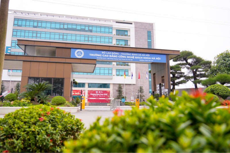 Cổng trường Cao đẳng Công nghệ Bách khoa Hà Nội