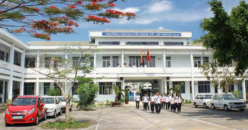 Khuôn viên tại Trường Trung cấp Kinh tế - Kỹ thuật Sài Gòn