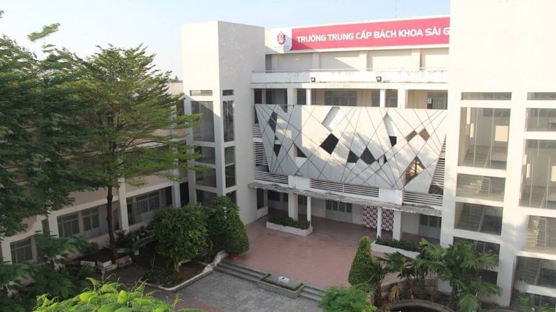 Khuôn viện trường Trường Trung cấp Bách Khoa Thành phố Hồ Chí Minh