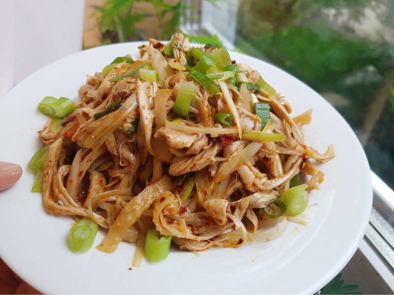 Ức gà xé Tứ Xuyên (nộm ức gà Tứ Xuyên) hấp dẫn