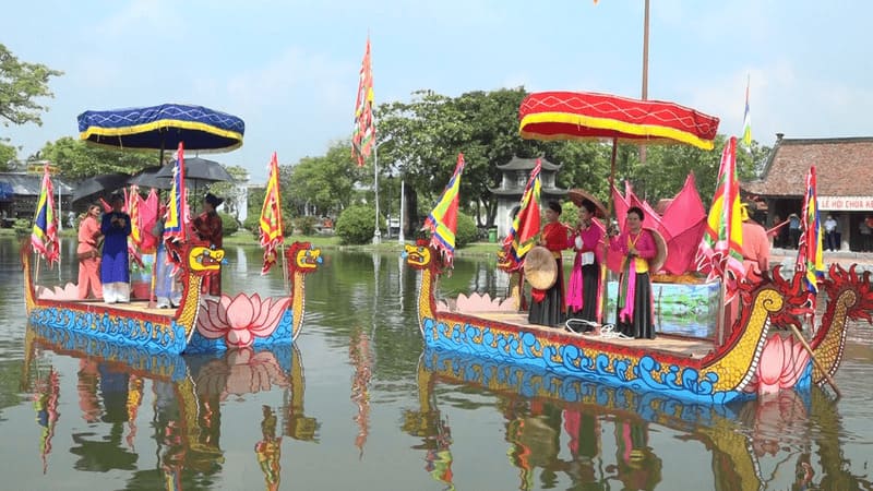 Biểu diễn hát trèo tại đình chùa