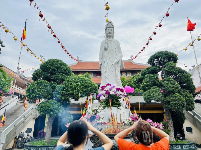 Mọi người đi cúng khấn tại chùa để giải hạn Thái Tuế