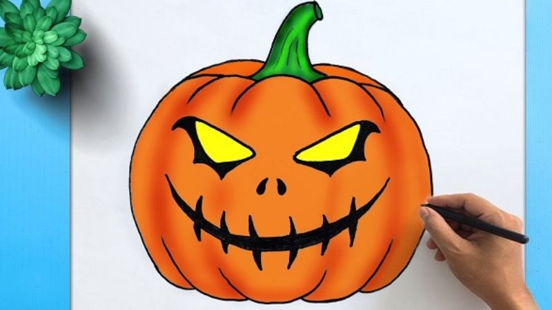Bí ngô Halloween có khuôn mặt đáng sợ, mắt vàng, cuống xanh