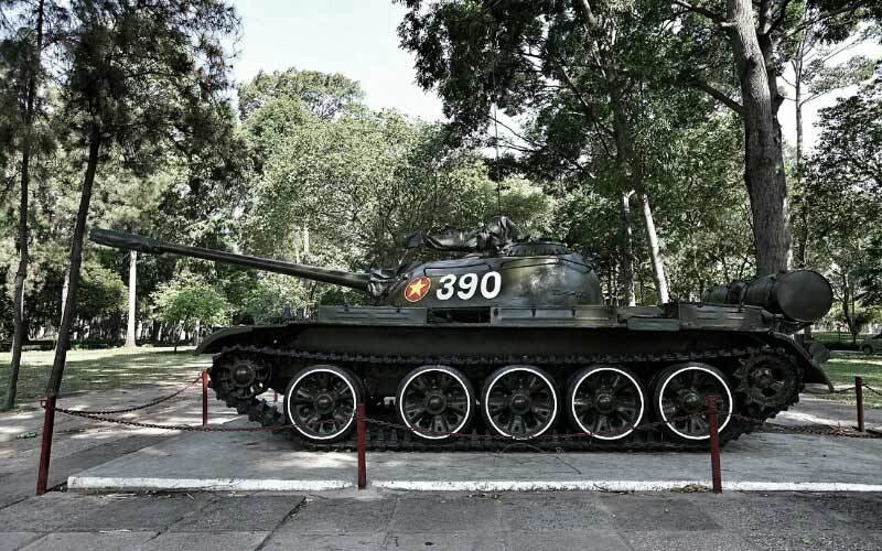  Chiếc tăng T-59 số hiệu 390 của Trung đoàn thiết giáp 203 húc tung cổng chính