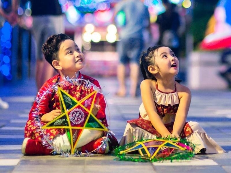 Hai em nhỏ vui Trung thu với đèn ông sao rực rỡ