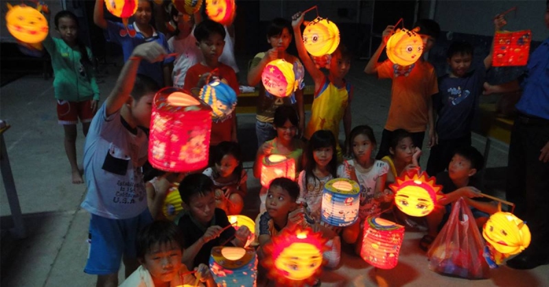 Các em nhỏ cùng nhau giơ cao đèn lồng Trung thu đầy màu sắc