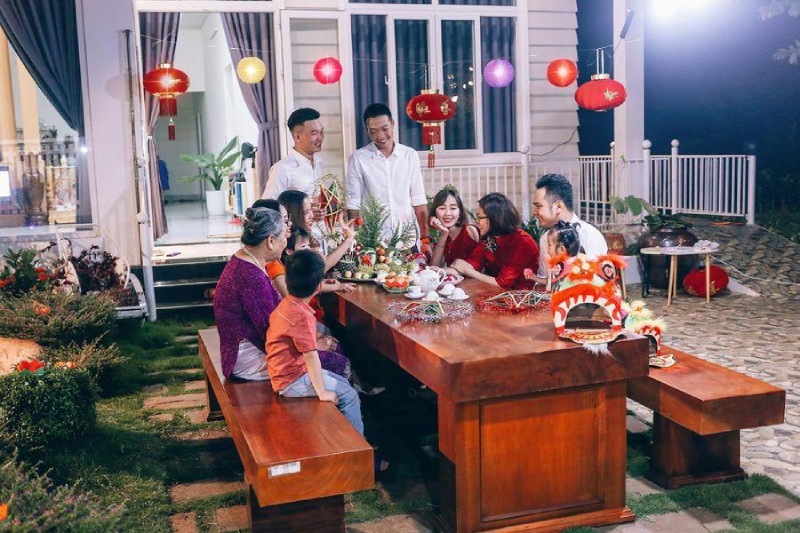 Gia đình quây quần bên mâm cỗ đêm Trung thu