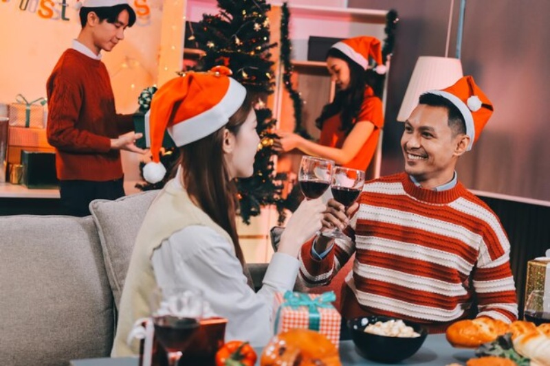 Nhân viên nâng ly chúc mừng trong tiệc Giáng Sinh công ty